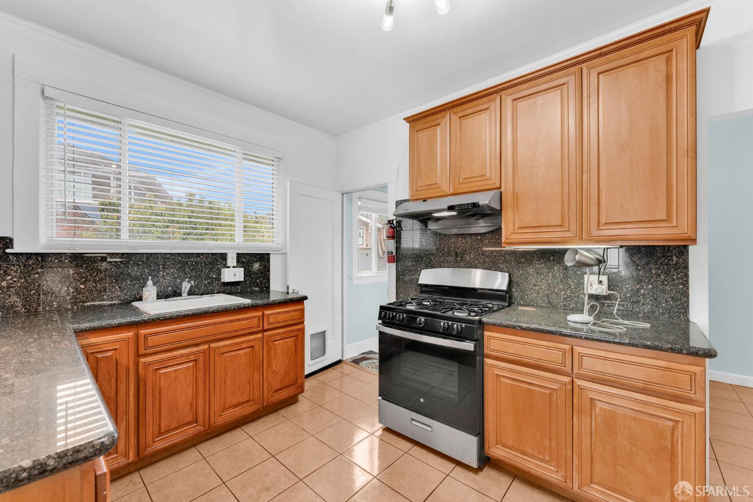 Detail Gallery Image 6 of 21 For 980 Holloway Ave, San Francisco,  CA 94132 - 2 Beds | 1 Baths
