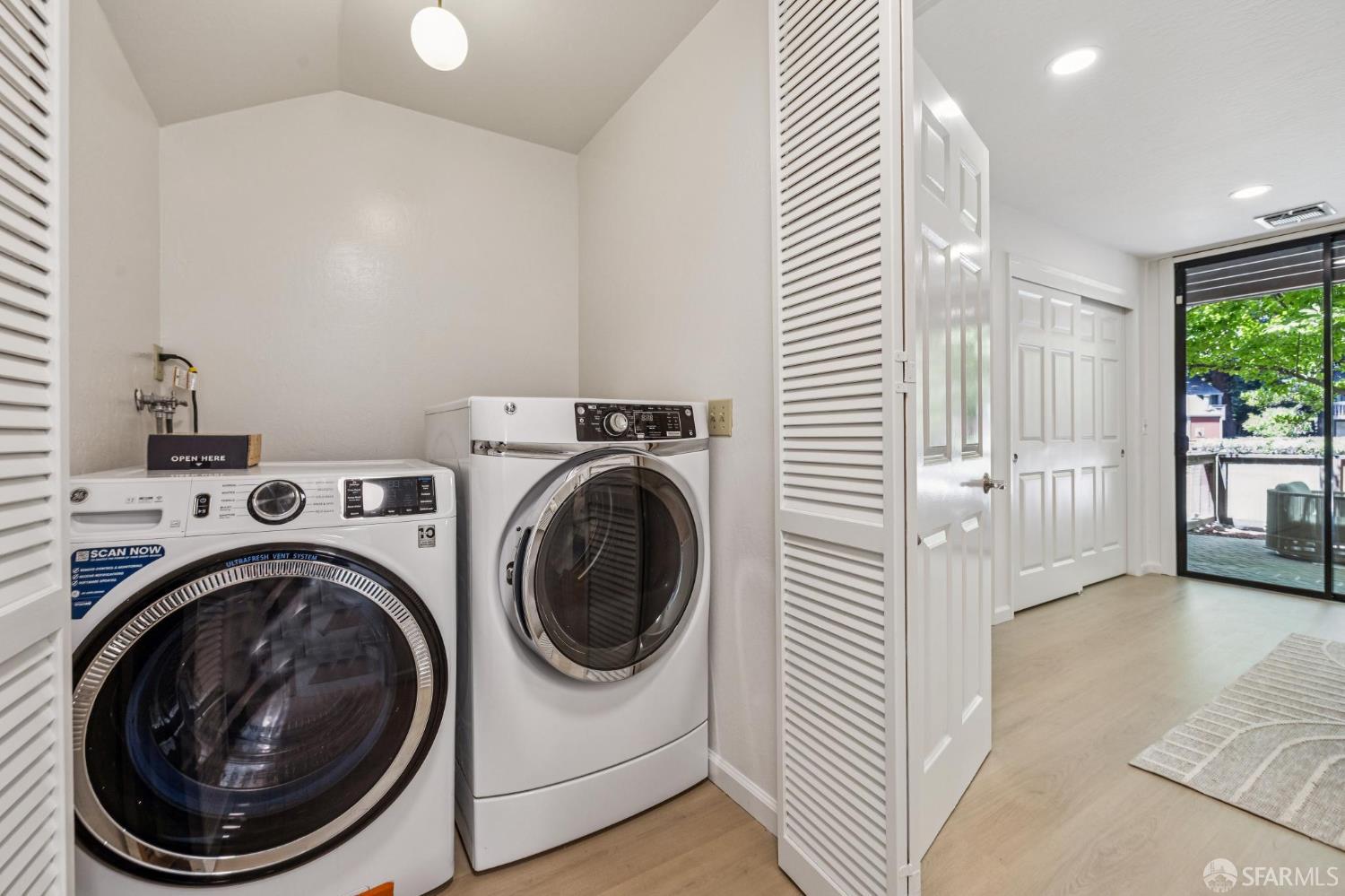 Detail Gallery Image 24 of 32 For 229 Cypress Point Dr, Mountain View,  CA 94043 - 2 Beds | 1/1 Baths