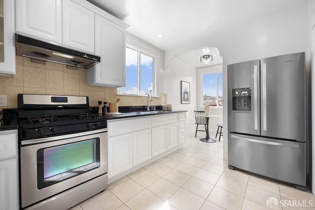 Detail Gallery Image 11 of 44 For 682 London St, San Francisco,  CA 94112 - 3 Beds | 2 Baths