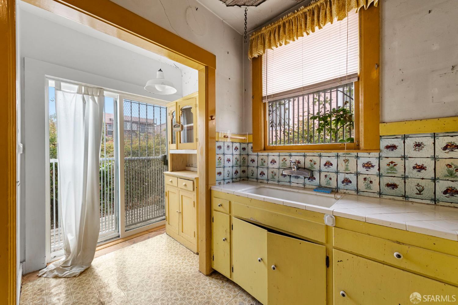 Detail Gallery Image 13 of 28 For 715 Prague St, San Francisco,  CA 94112 - 2 Beds | 1 Baths