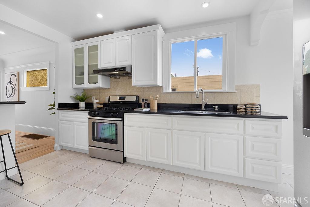 Detail Gallery Image 13 of 44 For 682 London St, San Francisco,  CA 94112 - 3 Beds | 2 Baths