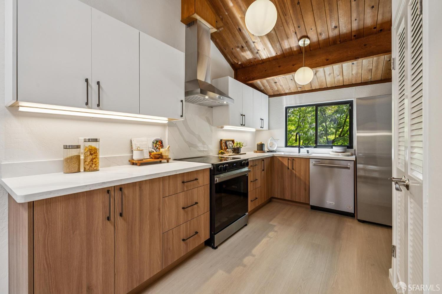 Detail Gallery Image 7 of 32 For 229 Cypress Point Dr, Mountain View,  CA 94043 - 2 Beds | 1/1 Baths