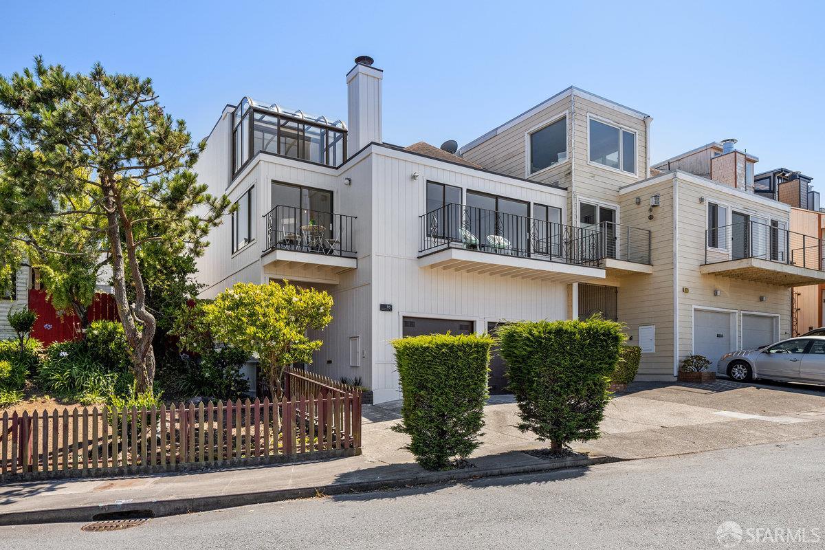Detail Gallery Image 2 of 63 For 861 Lawton St, San Francisco,  CA 94122 - 3 Beds | 2/1 Baths
