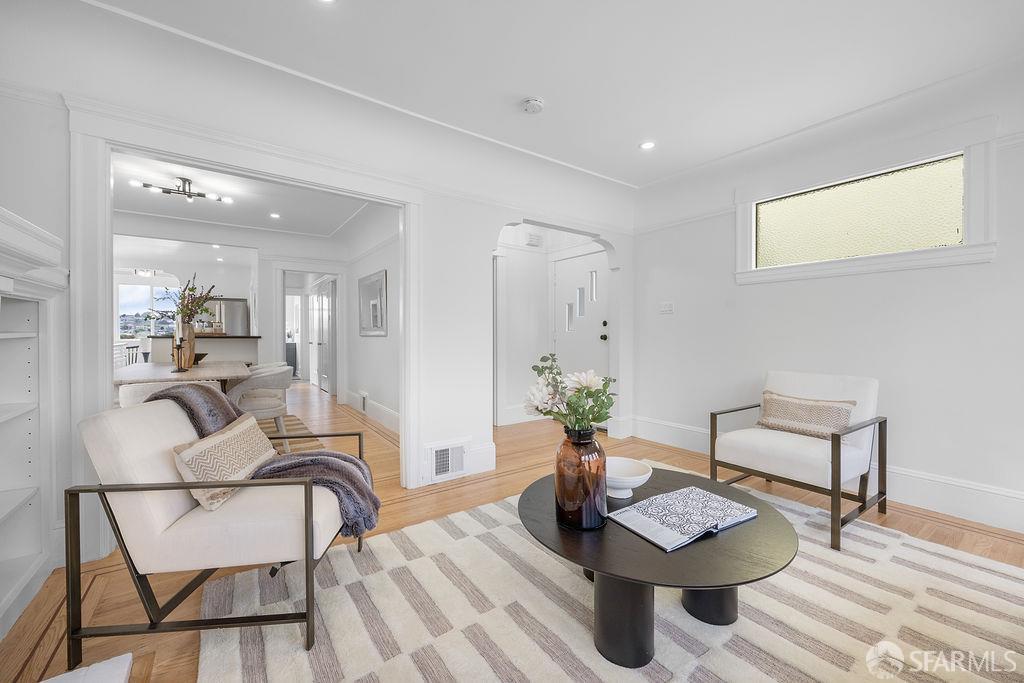 Detail Gallery Image 6 of 44 For 682 London St, San Francisco,  CA 94112 - 3 Beds | 2 Baths