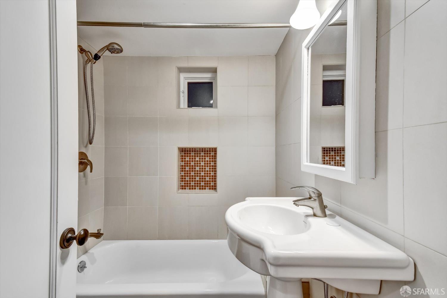 Detail Gallery Image 10 of 55 For 1258 York St, San Francisco,  CA 94110 - 3 Beds | 2/1 Baths