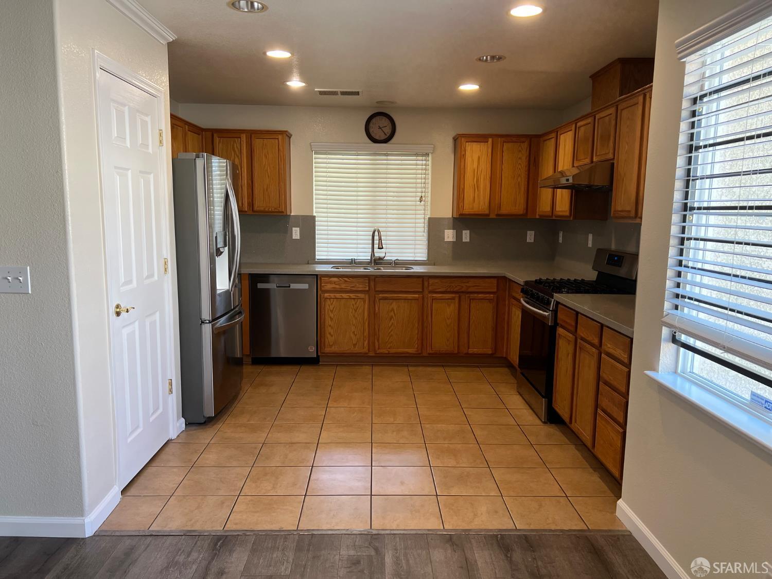 Detail Gallery Image 5 of 23 For 6 Addison Ct, Pittsburg,  CA 94565 - 4 Beds | 2/1 Baths