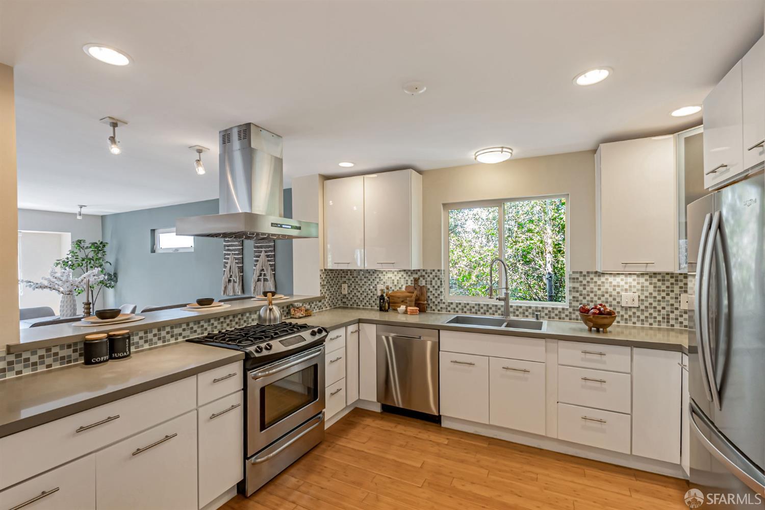 Detail Gallery Image 14 of 55 For 1028 55 St, Oakland,  CA 94608 - 4 Beds | 4 Baths