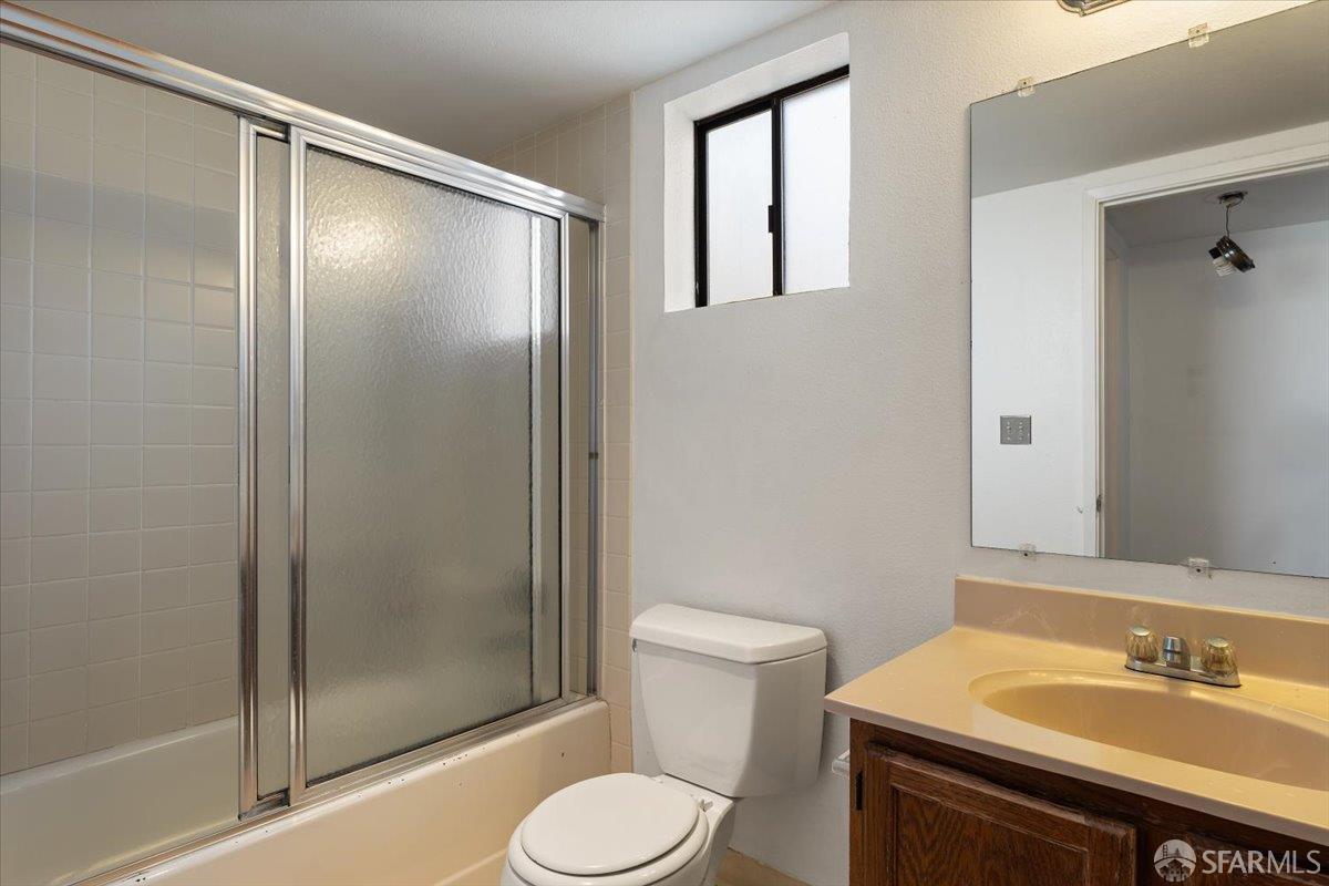 Detail Gallery Image 12 of 40 For 131 Vienna St, San Francisco,  CA 94112 - 5 Beds | 3 Baths