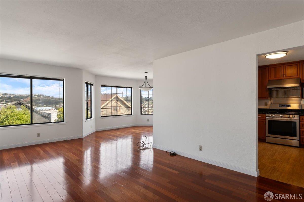 Detail Gallery Image 5 of 40 For 131 Vienna St, San Francisco,  CA 94112 - 5 Beds | 3 Baths