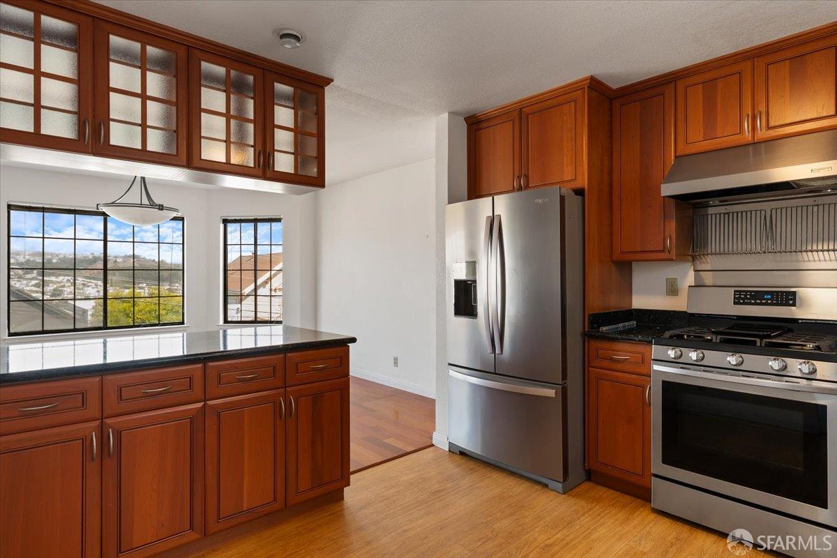 Detail Gallery Image 7 of 40 For 131 Vienna St, San Francisco,  CA 94112 - 5 Beds | 3 Baths