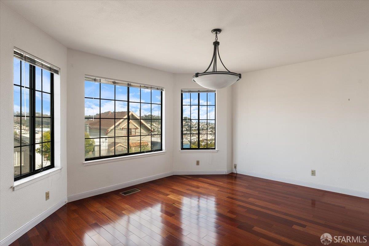 Detail Gallery Image 4 of 40 For 131 Vienna St, San Francisco,  CA 94112 - 5 Beds | 3 Baths