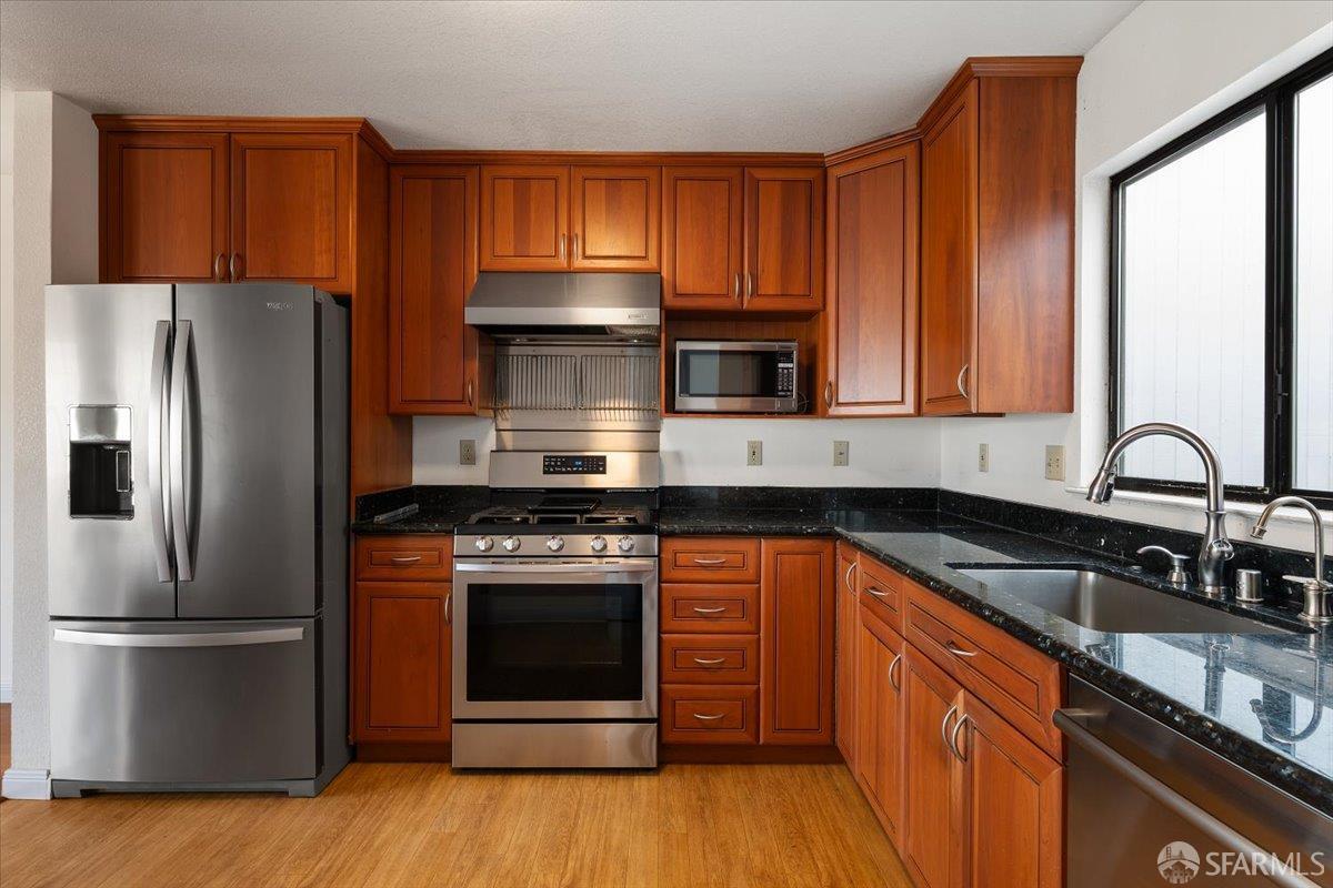 Detail Gallery Image 6 of 40 For 131 Vienna St, San Francisco,  CA 94112 - 5 Beds | 3 Baths