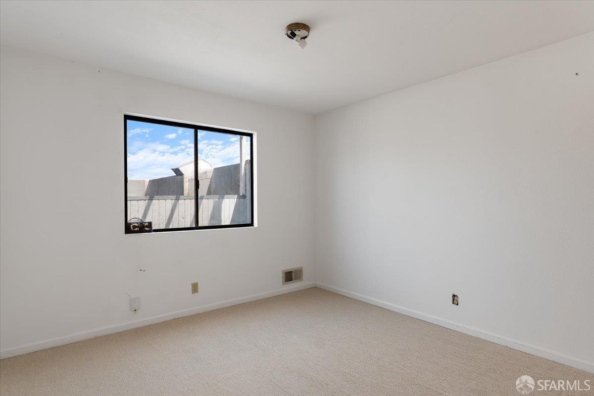 Detail Gallery Image 14 of 40 For 131 Vienna St, San Francisco,  CA 94112 - 5 Beds | 3 Baths