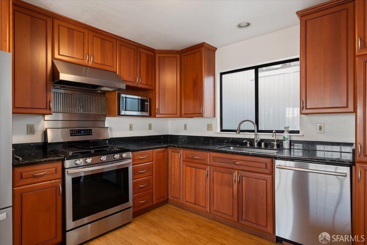 Detail Gallery Image 9 of 40 For 131 Vienna St, San Francisco,  CA 94112 - 5 Beds | 3 Baths
