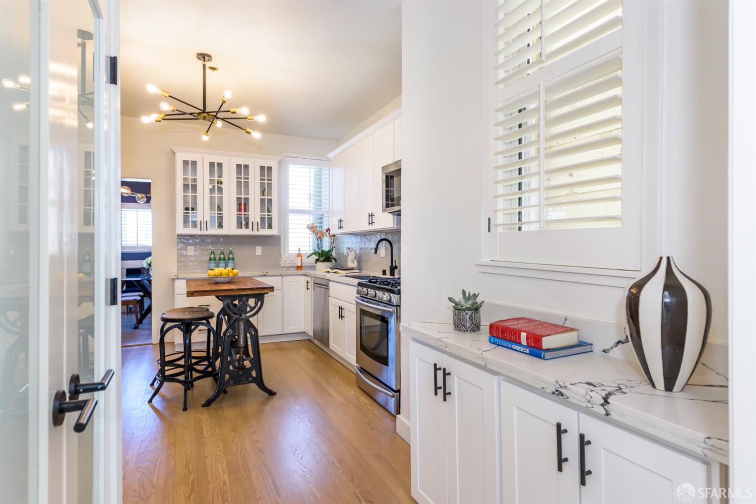 Detail Gallery Image 4 of 9 For 1 Hoffman Ave a,  San Francisco,  CA 94114 - 2 Beds | 2 Baths