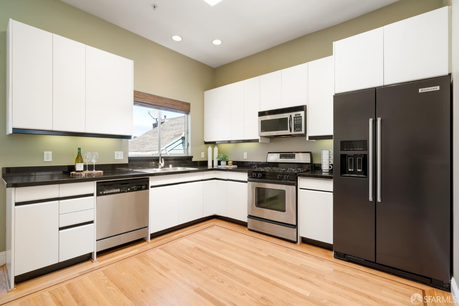 Detail Gallery Image 11 of 38 For 3310 19th St #303,  San Francisco,  CA 94110 - 3 Beds | 2/1 Baths