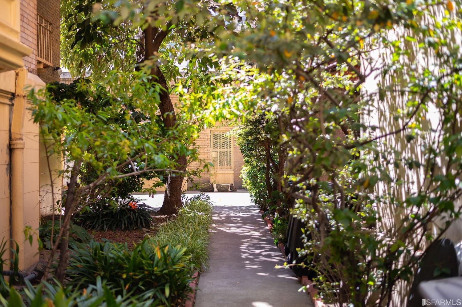 Detail Gallery Image 4 of 27 For 1073 Bush St, San Francisco,  CA 94109 - – Beds | – Baths