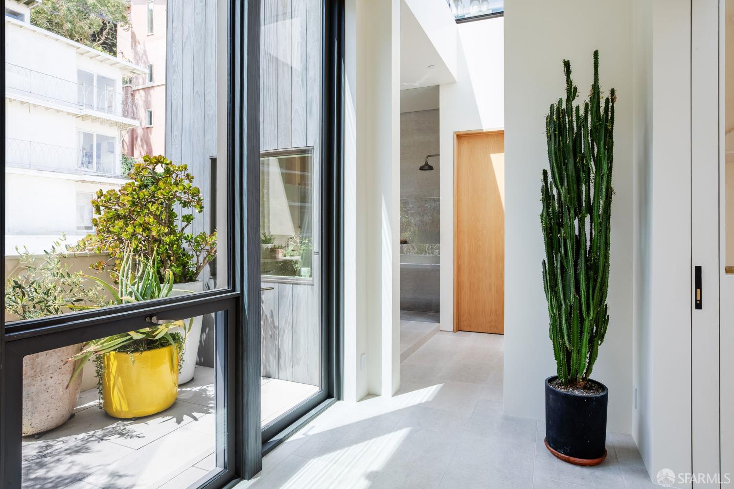 Detail Gallery Image 14 of 33 For 135 Graystone Ter, San Francisco,  CA 94114 - 5 Beds | 4/1 Baths