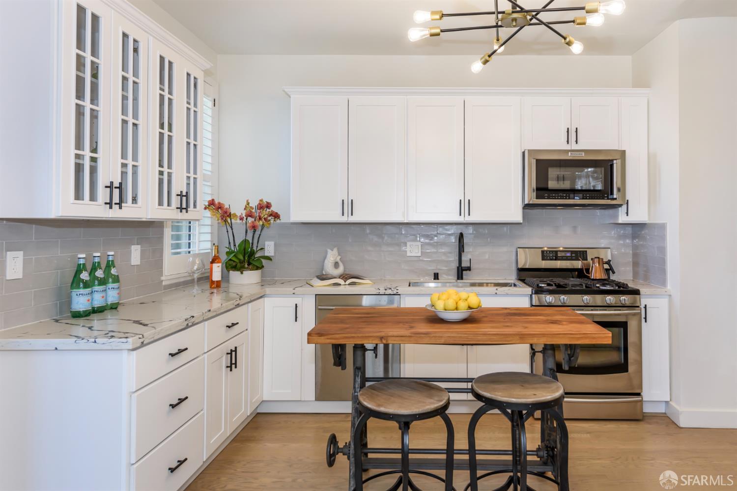 Detail Gallery Image 3 of 9 For 1 Hoffman Ave a,  San Francisco,  CA 94114 - 2 Beds | 2 Baths