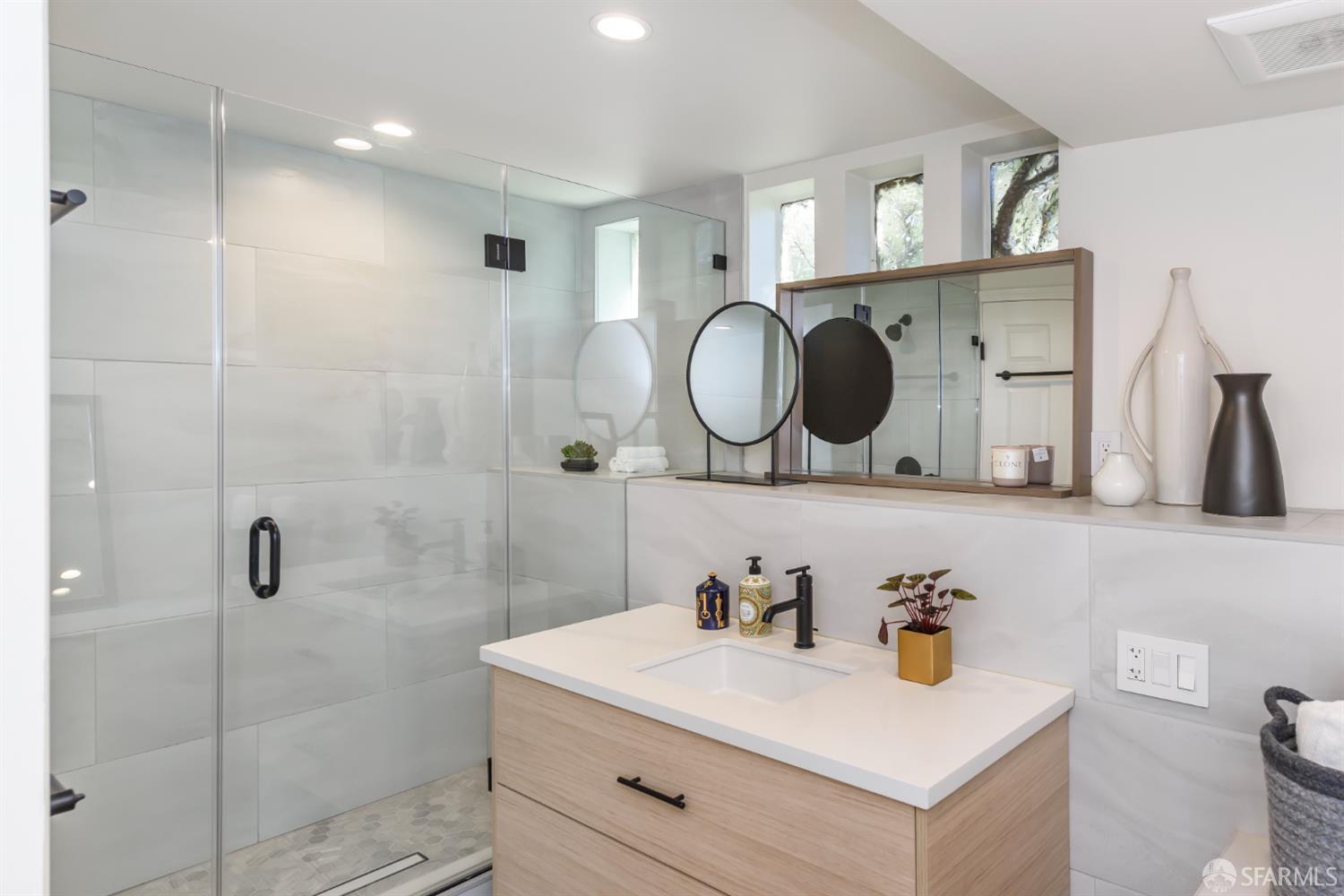 Detail Gallery Image 9 of 9 For 1 Hoffman Ave a,  San Francisco,  CA 94114 - 2 Beds | 2 Baths