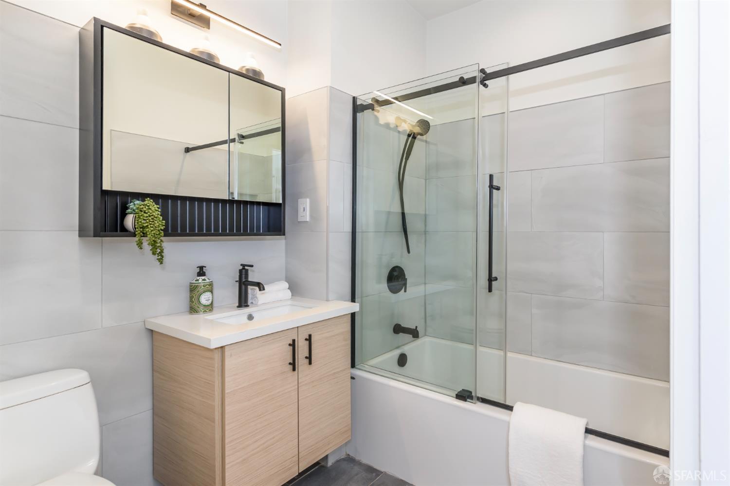 Detail Gallery Image 7 of 9 For 1 Hoffman Ave a,  San Francisco,  CA 94114 - 2 Beds | 2 Baths