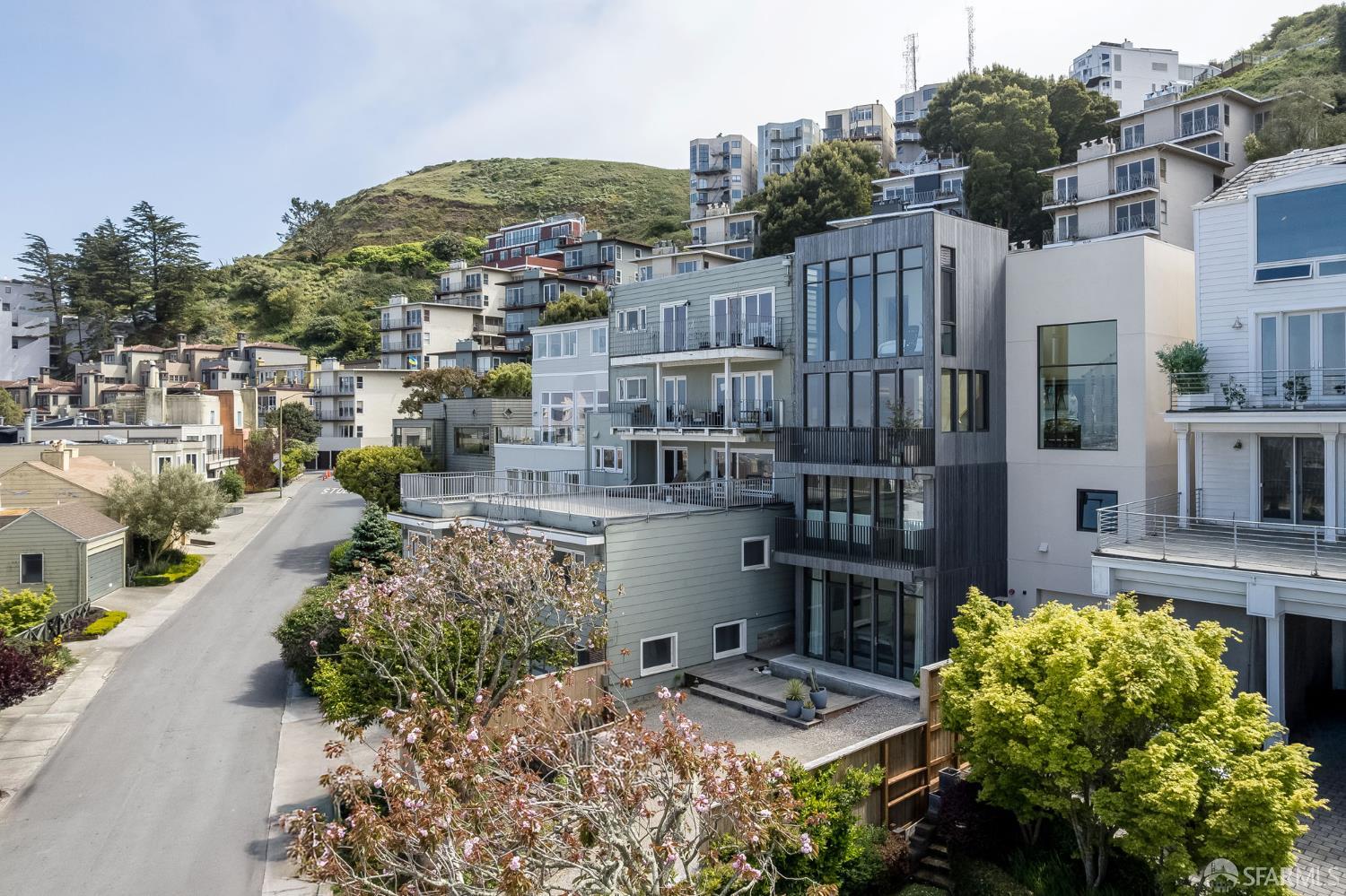 Detail Gallery Image 30 of 33 For 135 Graystone Ter, San Francisco,  CA 94114 - 5 Beds | 4/1 Baths