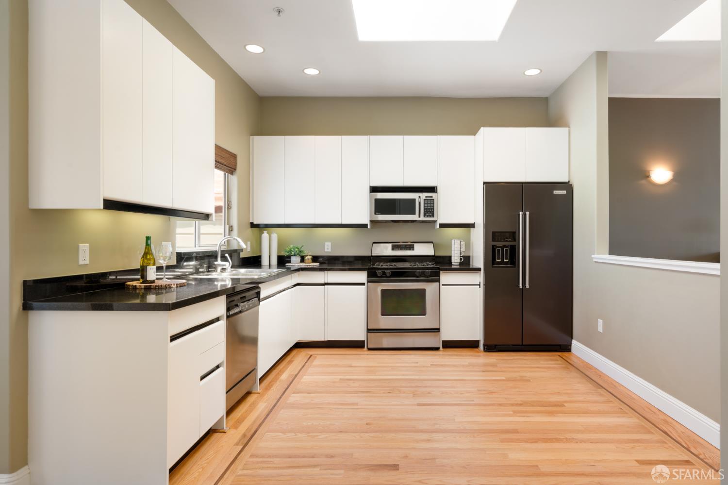 Detail Gallery Image 10 of 38 For 3310 19th St #303,  San Francisco,  CA 94110 - 3 Beds | 2/1 Baths