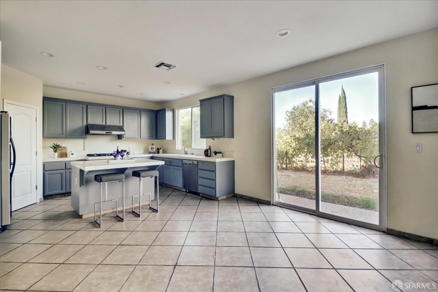 Detail Gallery Image 13 of 44 For 2015 Redbud Way, Antioch,  CA 94509 - 4 Beds | 3 Baths