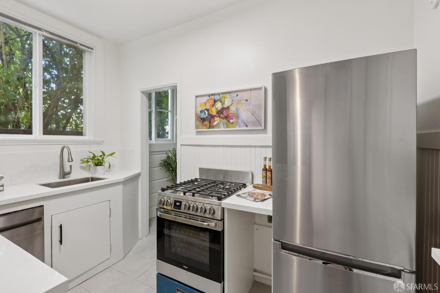 Detail Gallery Image 5 of 18 For 1250 Vallejo St #8,  San Francisco,  CA 94109 - 2 Beds | 1 Baths