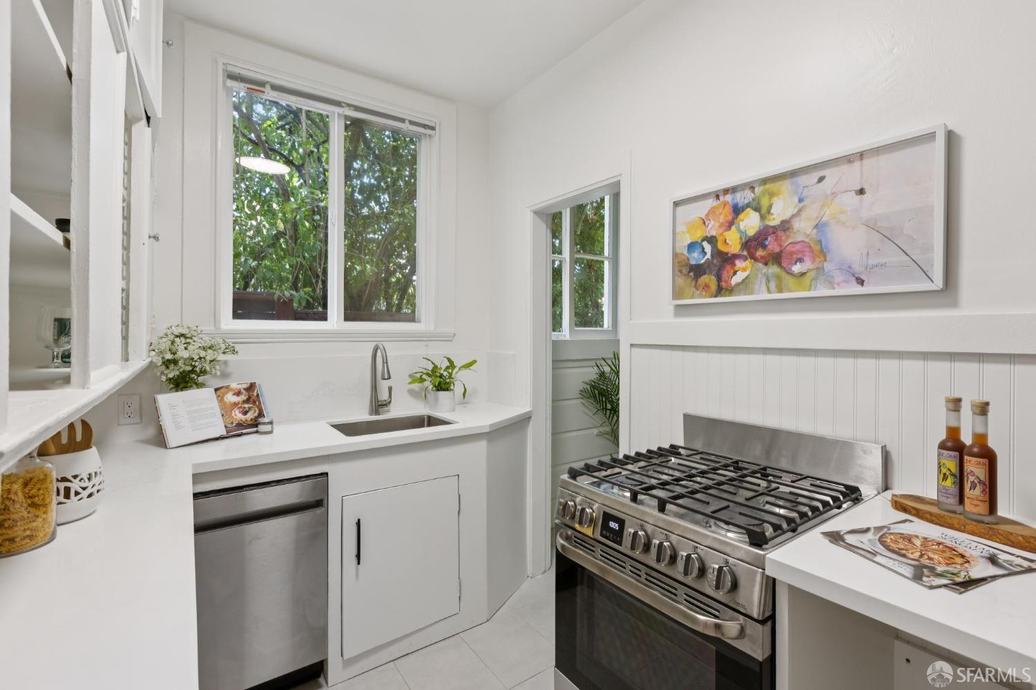 Detail Gallery Image 6 of 18 For 1250 Vallejo St #8,  San Francisco,  CA 94109 - 2 Beds | 1 Baths
