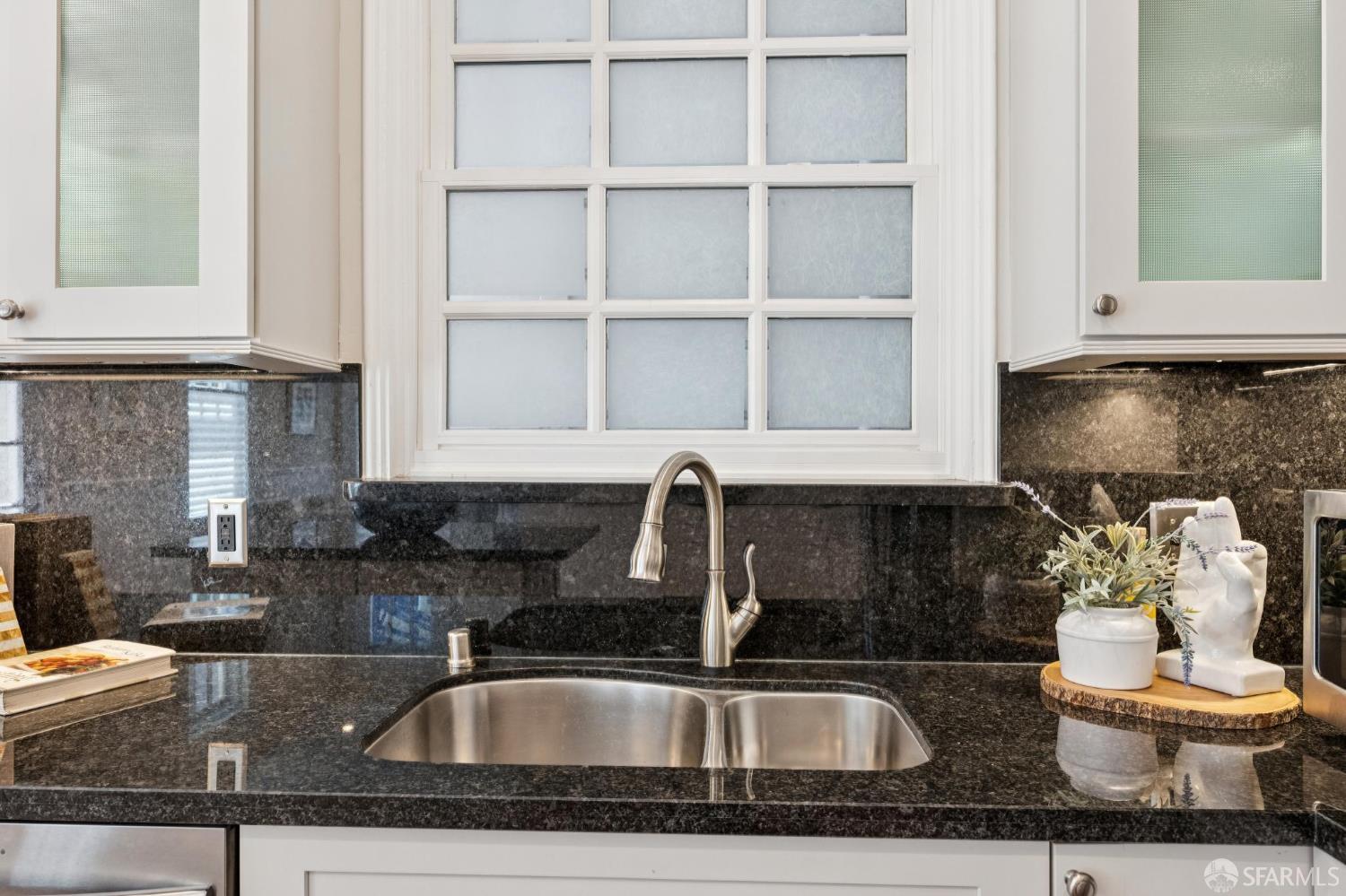 Detail Gallery Image 23 of 55 For 839 Cole St #839,  San Francisco,  CA 94117 - 2 Beds | 2 Baths
