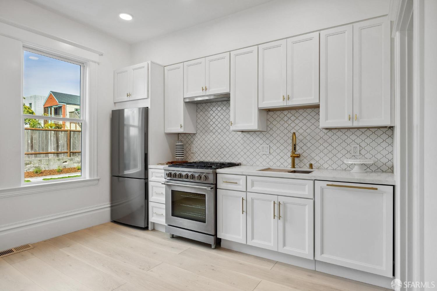 Detail Gallery Image 4 of 28 For 2930 25th St, San Francisco,  CA 94110 - 3 Beds | 2 Baths