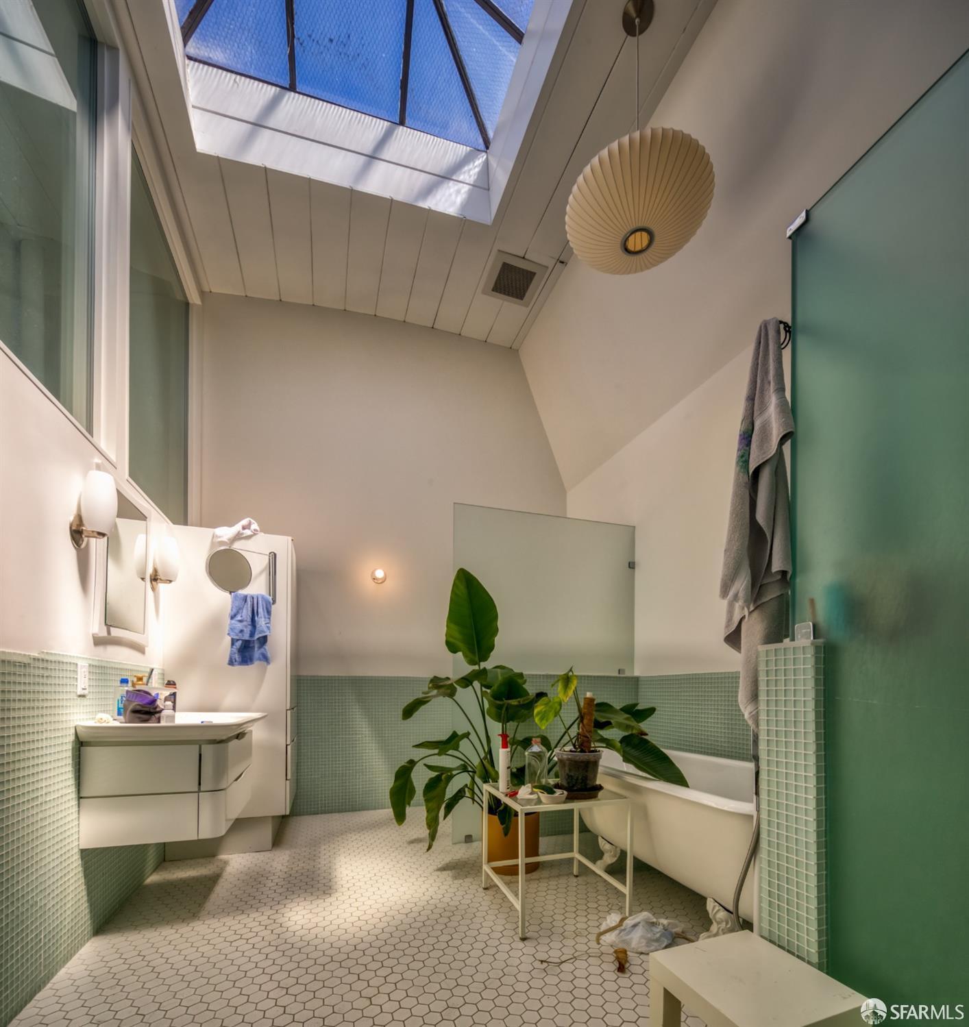 Detail Gallery Image 4 of 29 For 67 Belcher St, San Francisco,  CA 94114 - – Beds | – Baths