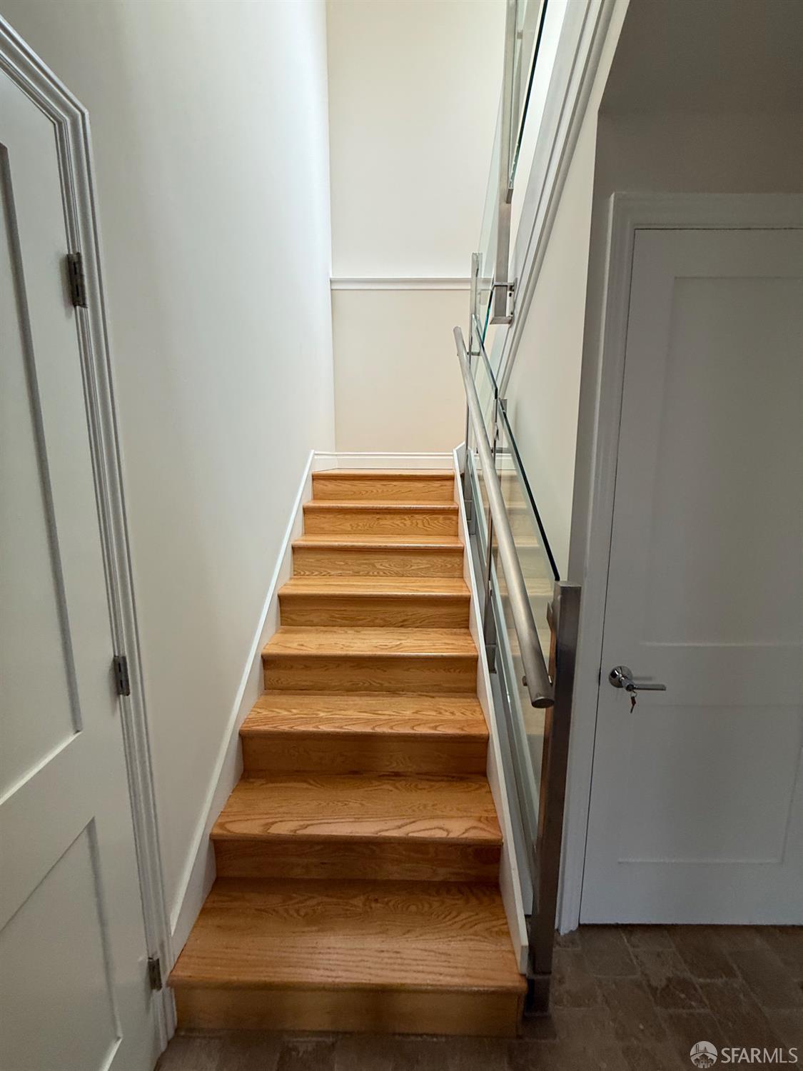 Detail Gallery Image 6 of 19 For 2 Byron Ct, San Francisco,  CA 94112 - 4 Beds | 3/1 Baths