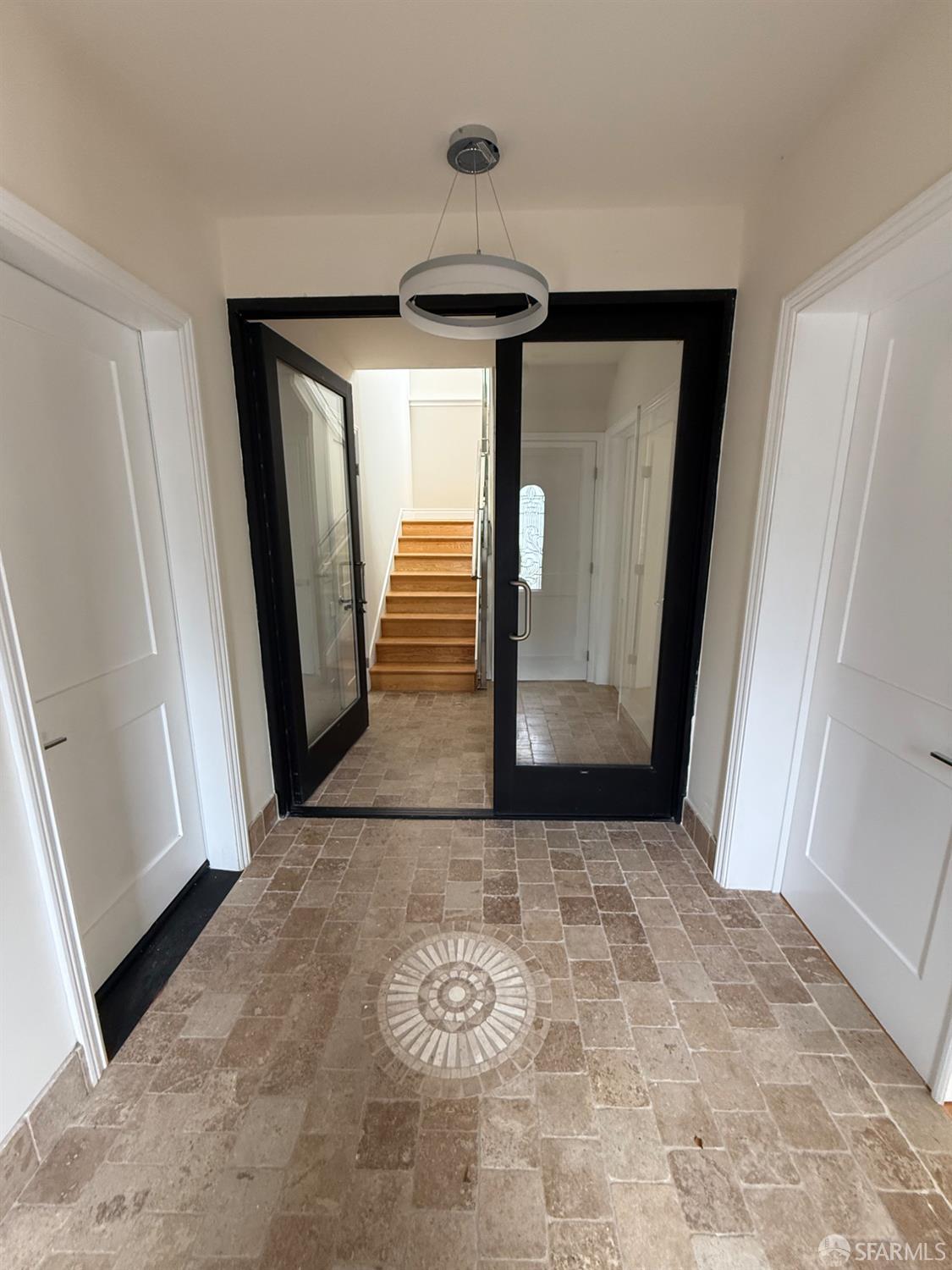Detail Gallery Image 3 of 19 For 2 Byron Ct, San Francisco,  CA 94112 - 4 Beds | 3/1 Baths