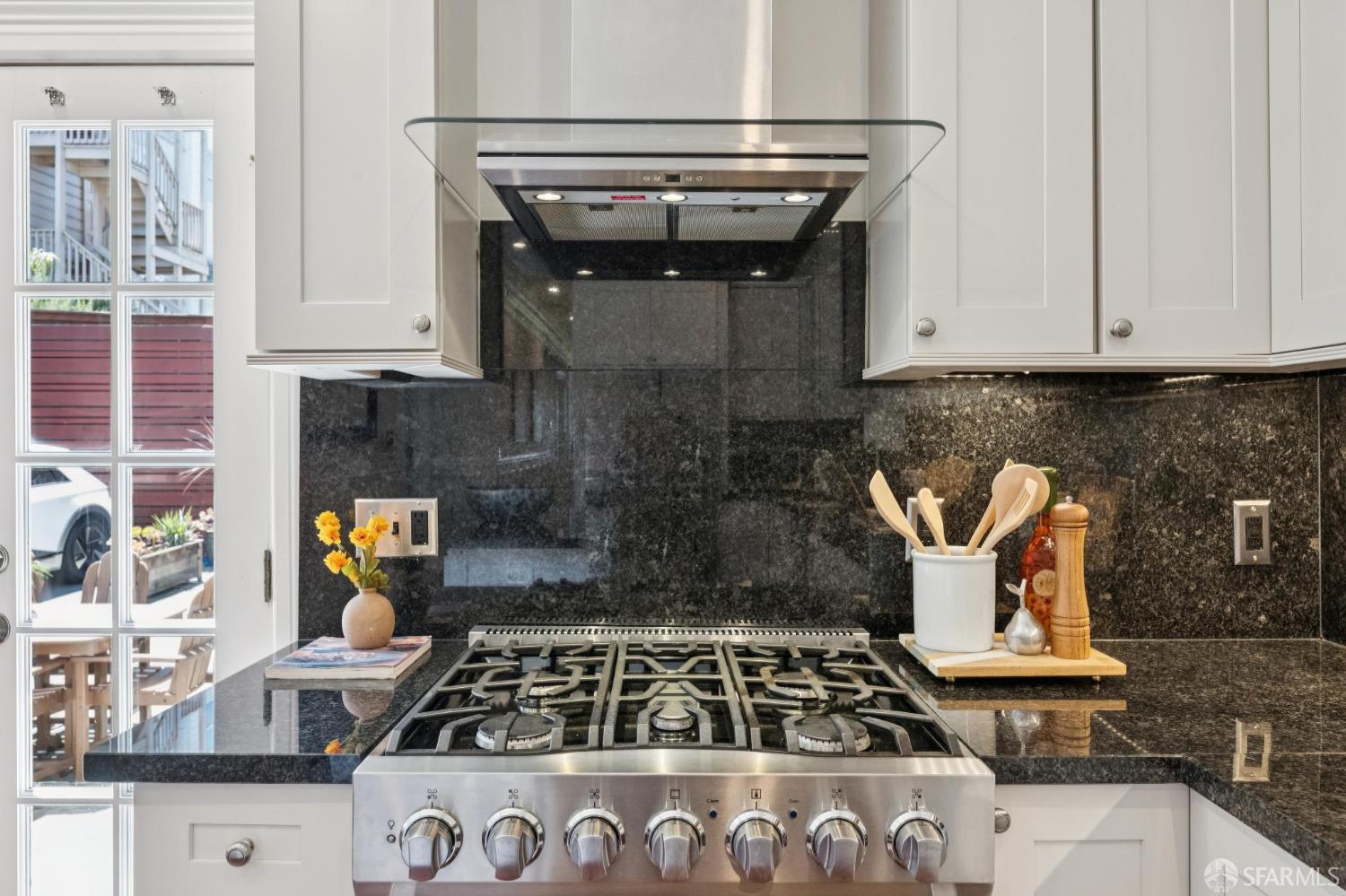 Detail Gallery Image 20 of 55 For 839 Cole St #839,  San Francisco,  CA 94117 - 2 Beds | 2 Baths