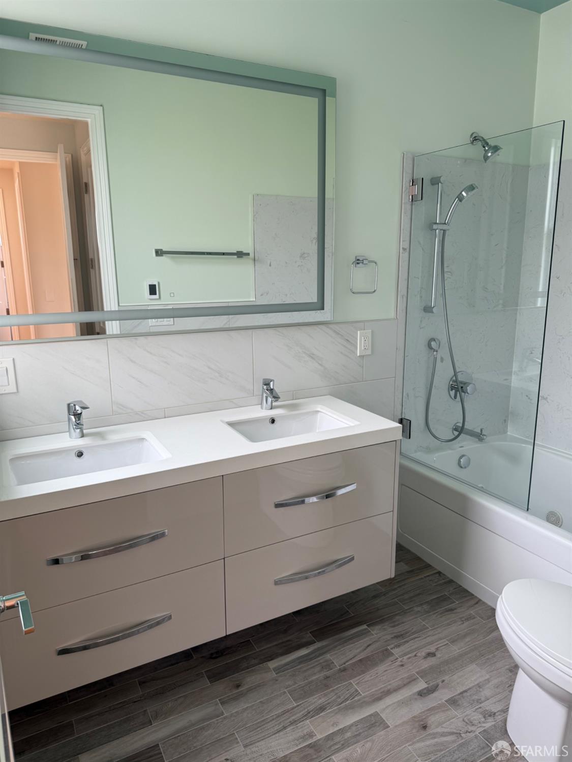 Detail Gallery Image 10 of 19 For 2 Byron Ct, San Francisco,  CA 94112 - 4 Beds | 3/1 Baths