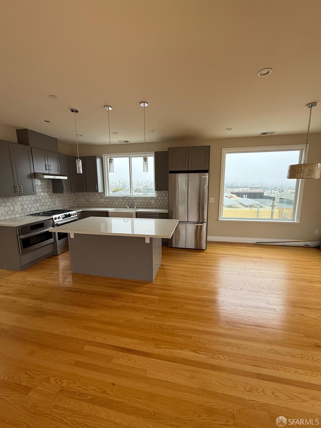 Detail Gallery Image 9 of 19 For 2 Byron Ct, San Francisco,  CA 94112 - 4 Beds | 3/1 Baths