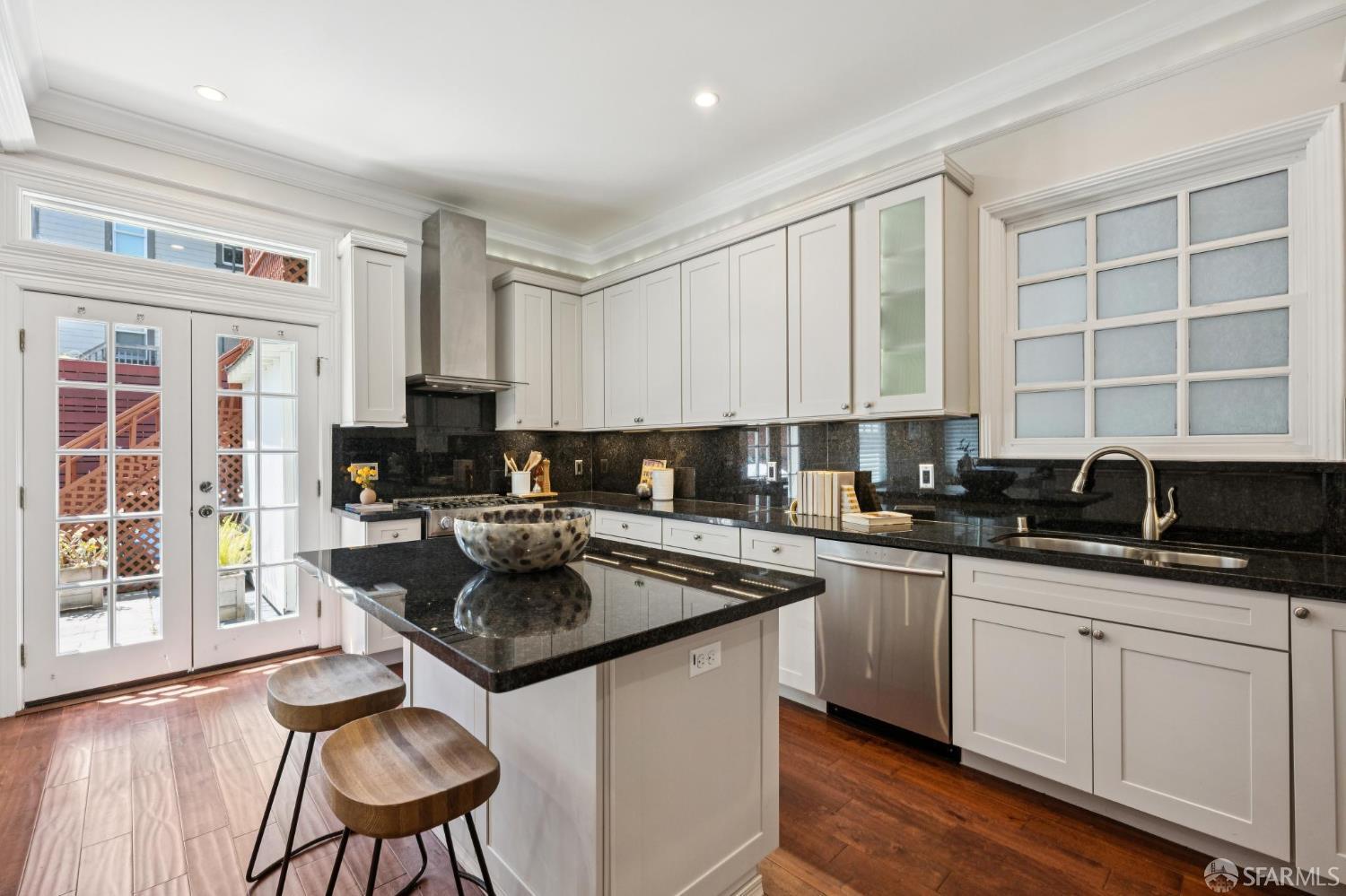 Detail Gallery Image 15 of 55 For 839 Cole St #839,  San Francisco,  CA 94117 - 2 Beds | 2 Baths