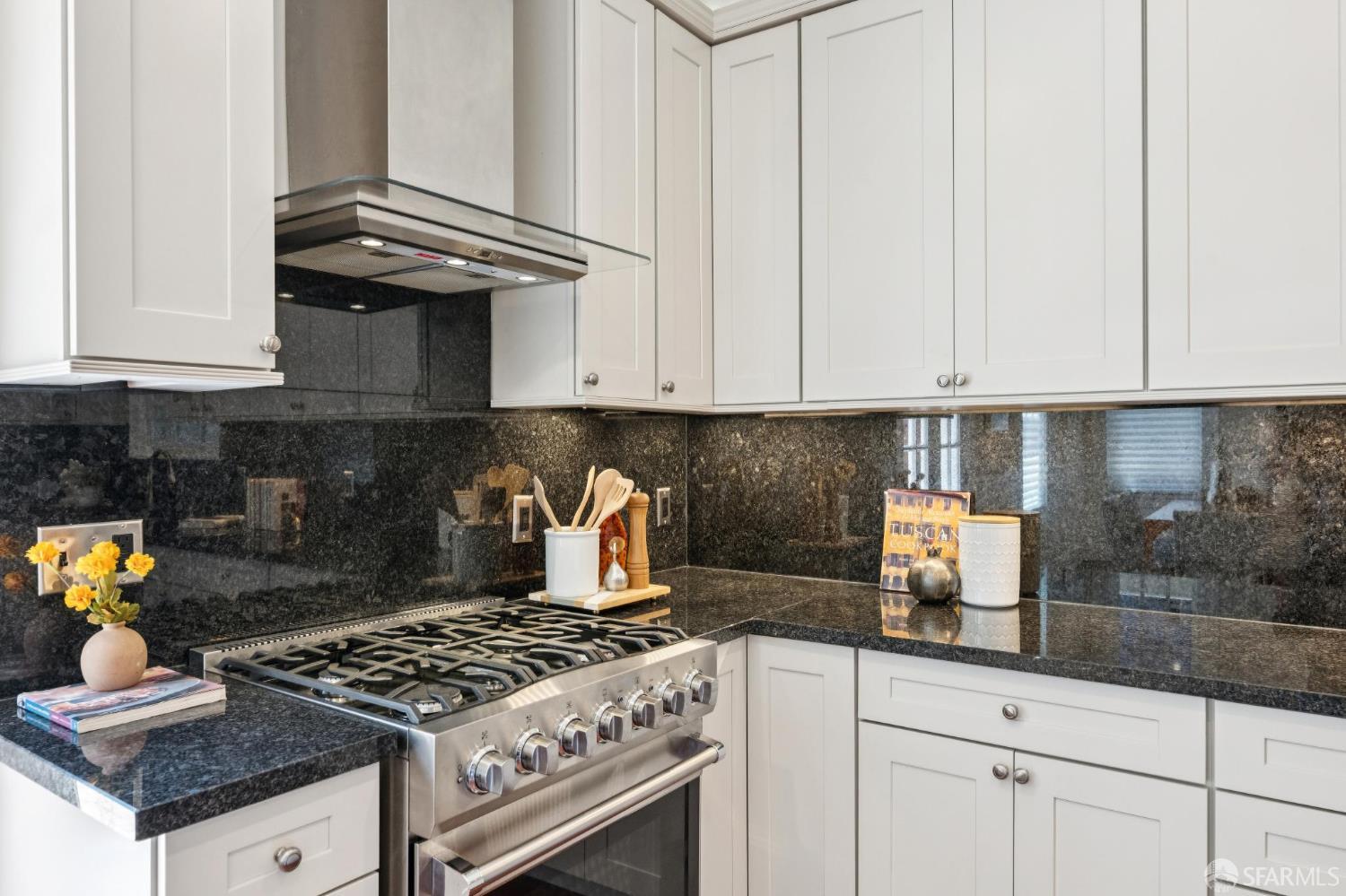 Detail Gallery Image 18 of 55 For 839 Cole St #839,  San Francisco,  CA 94117 - 2 Beds | 2 Baths