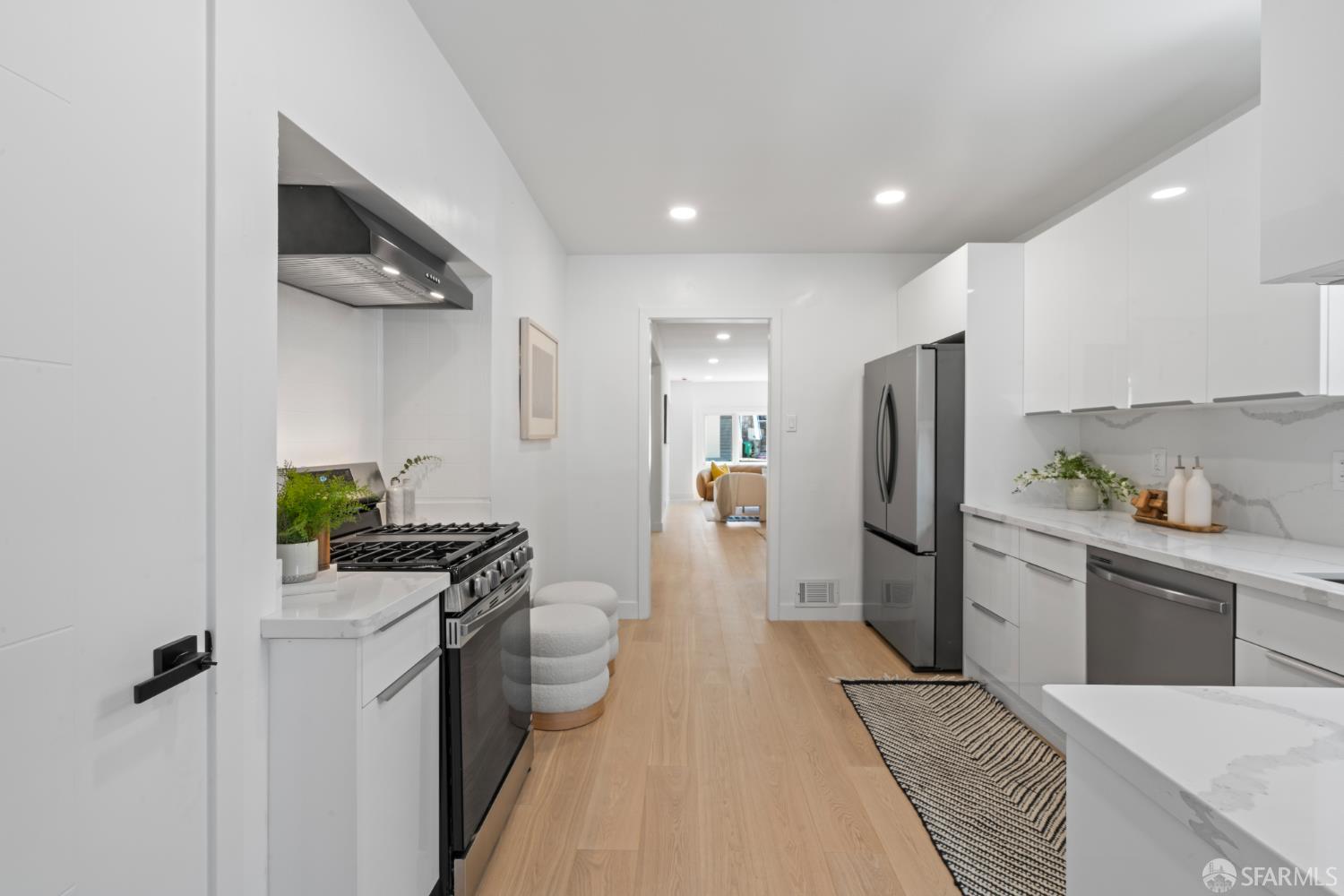Detail Gallery Image 9 of 53 For 646 Paris St, San Francisco,  CA 94112 - 4 Beds | 2 Baths
