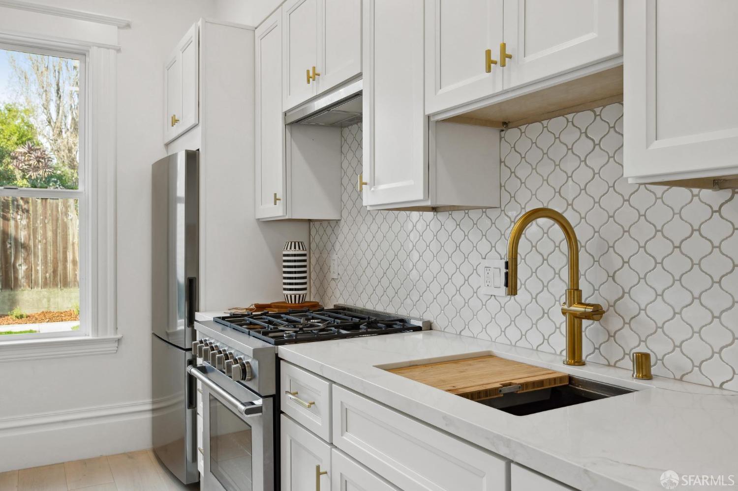 Detail Gallery Image 5 of 28 For 2930 25th St, San Francisco,  CA 94110 - 3 Beds | 2 Baths