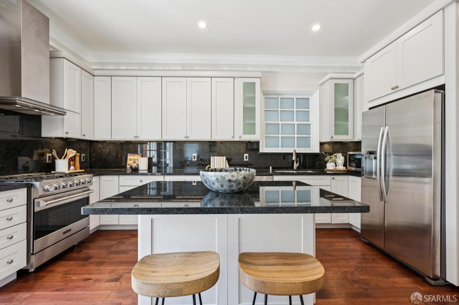 Detail Gallery Image 16 of 55 For 839 Cole St #839,  San Francisco,  CA 94117 - 2 Beds | 2 Baths