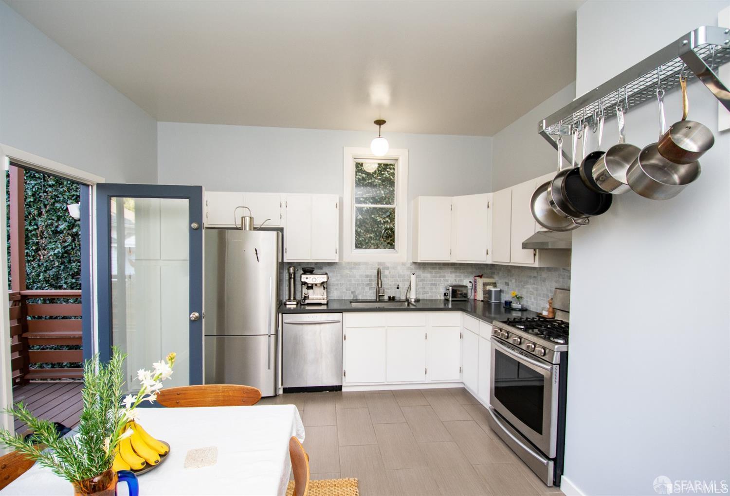 Detail Gallery Image 4 of 16 For 925 Treat Ave, San Francisco,  CA 94110 - 2 Beds | 1 Baths