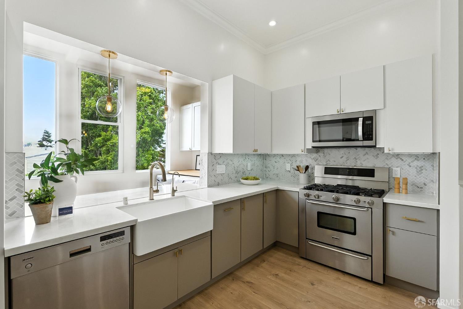 Detail Gallery Image 7 of 26 For 2152 15th St, San Francisco,  CA 94114 - 2 Beds | 2 Baths