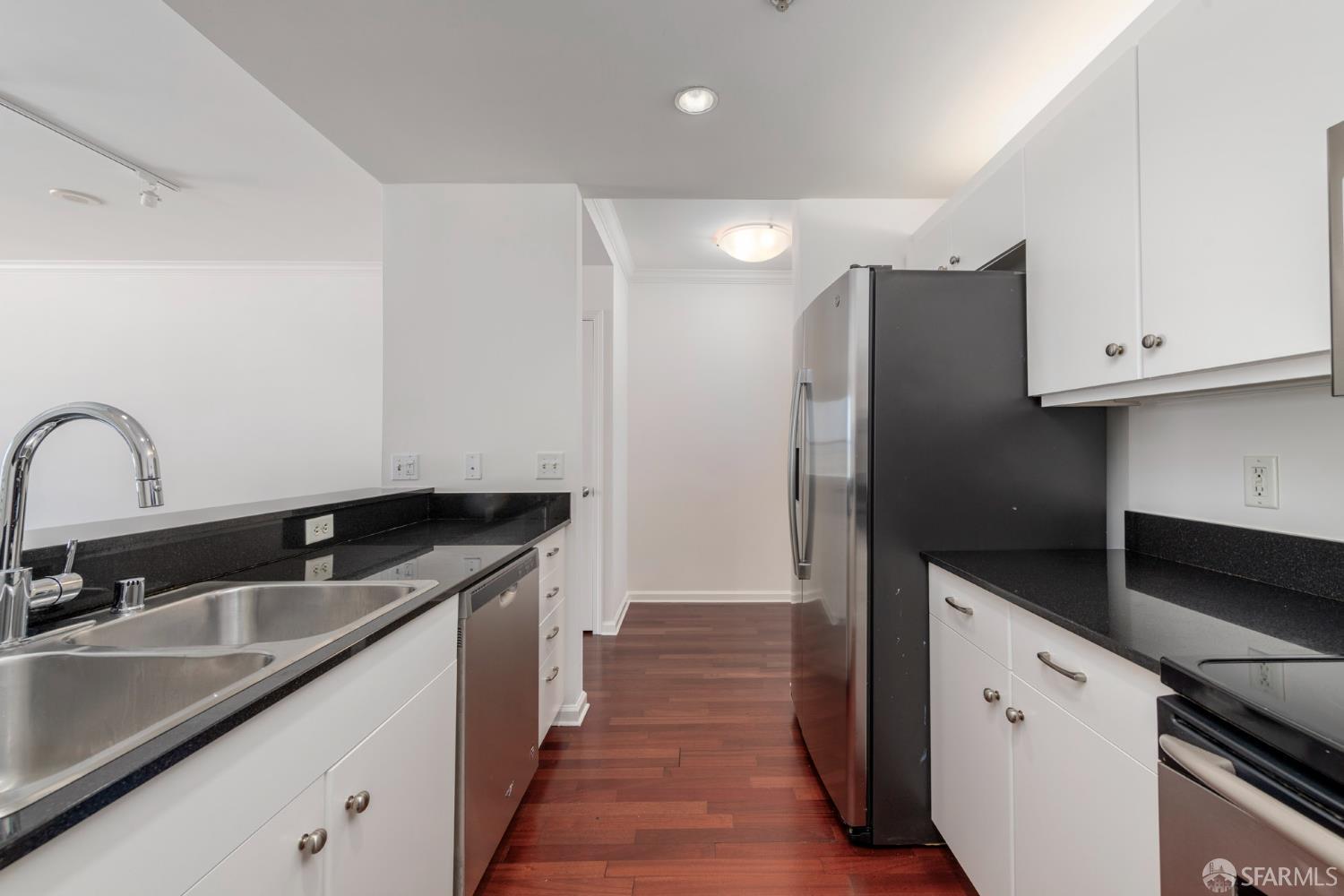 Photo #8: 425058022 Listing: Photo #8