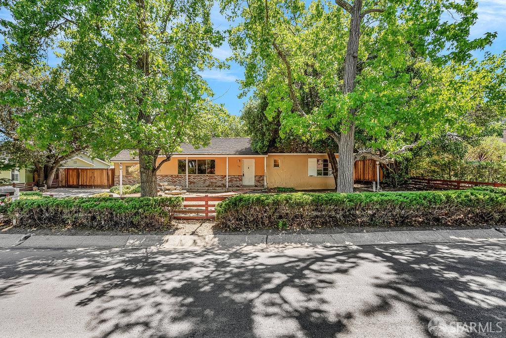 Detail Gallery Image 2 of 51 For 130 Pleasant View Dr, Pleasant Hill,  CA 94523 - 3 Beds | 1/1 Baths