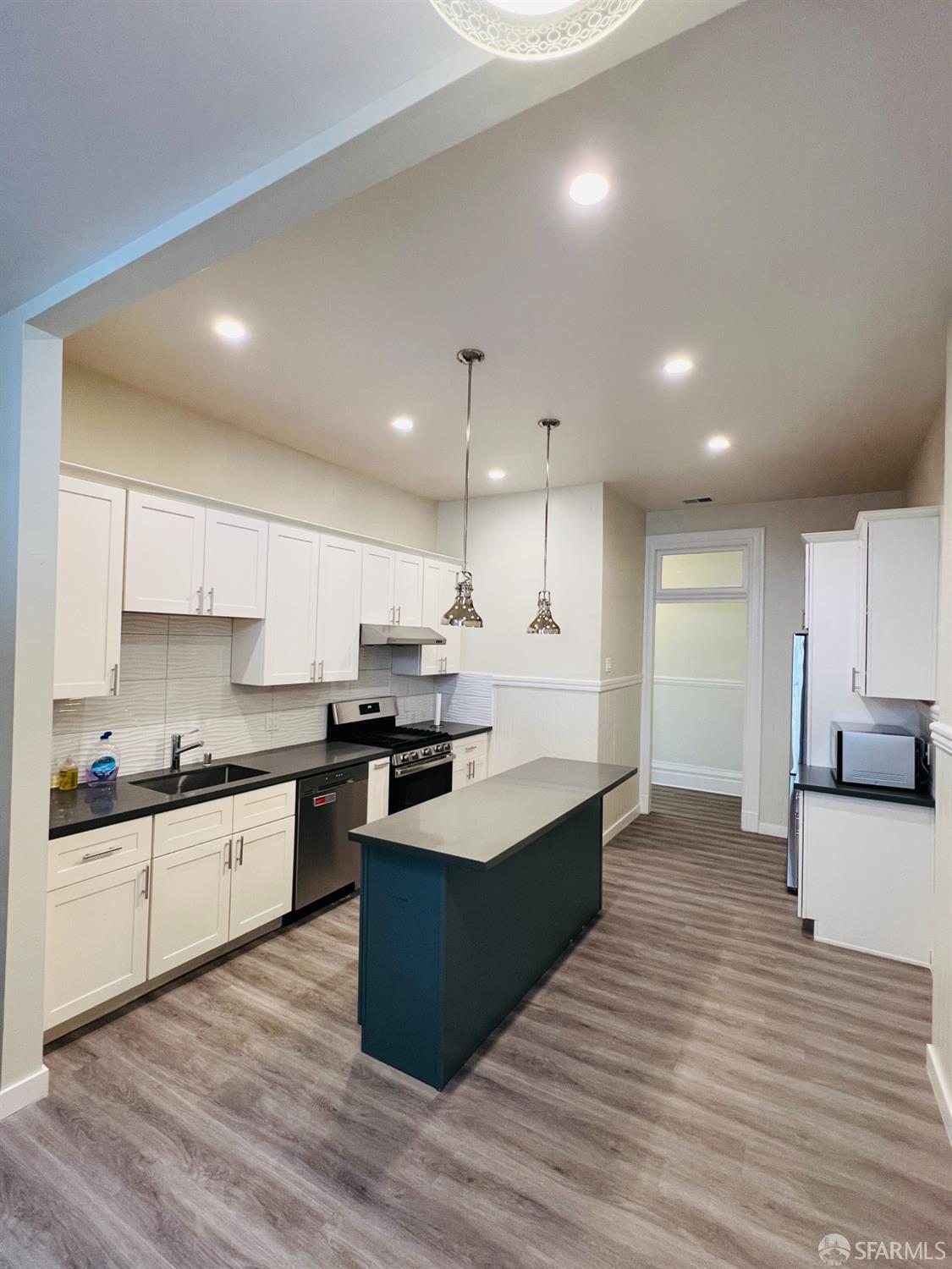 Detail Gallery Image 1 of 18 For 3289 22nd St, San Francisco,  CA 94110 - 3 Beds | 2 Baths