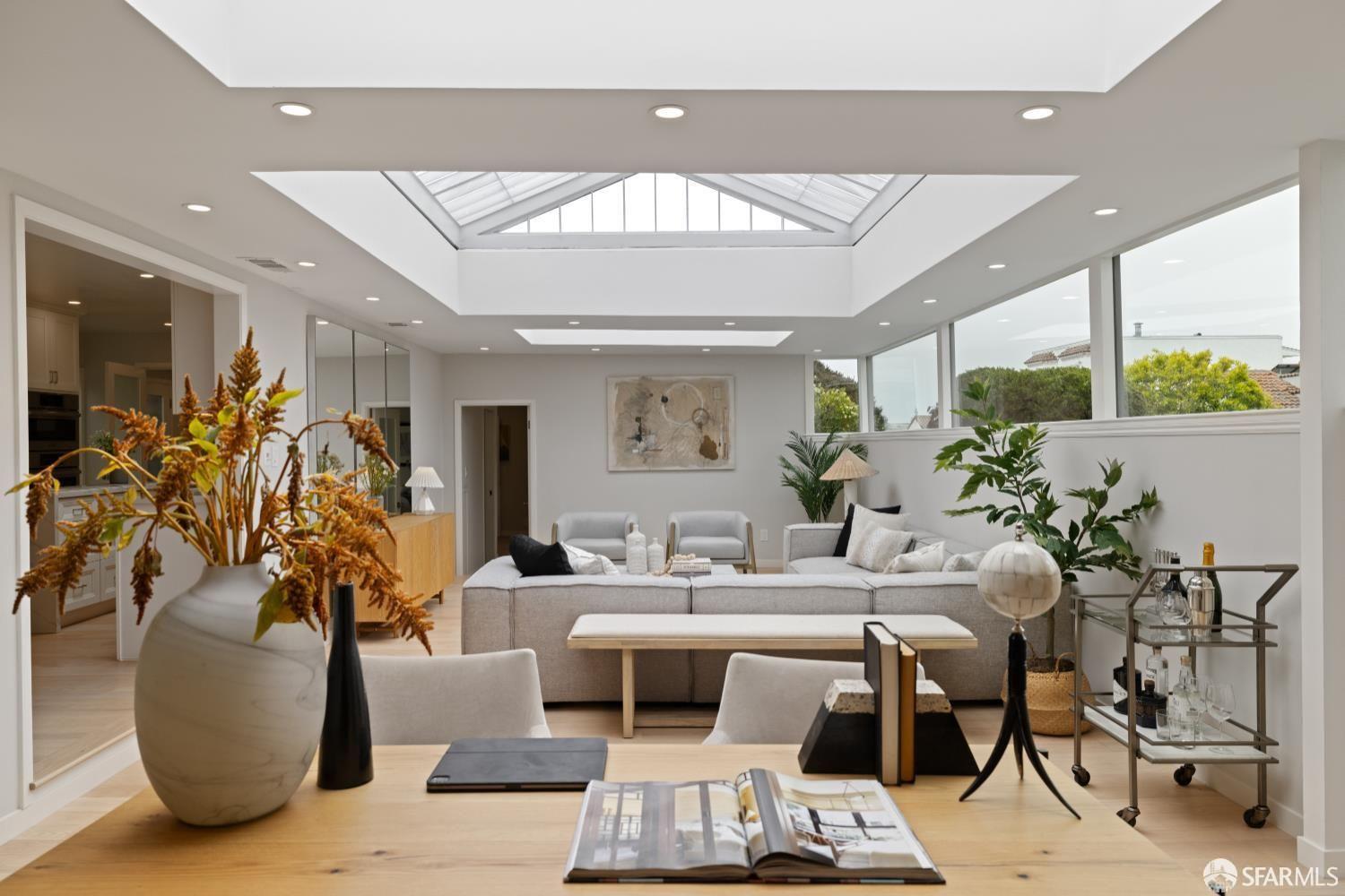 Detail Gallery Image 3 of 22 For 2955 Ocean Ave, San Francisco,  CA 94132 - 4 Beds | 3 Baths