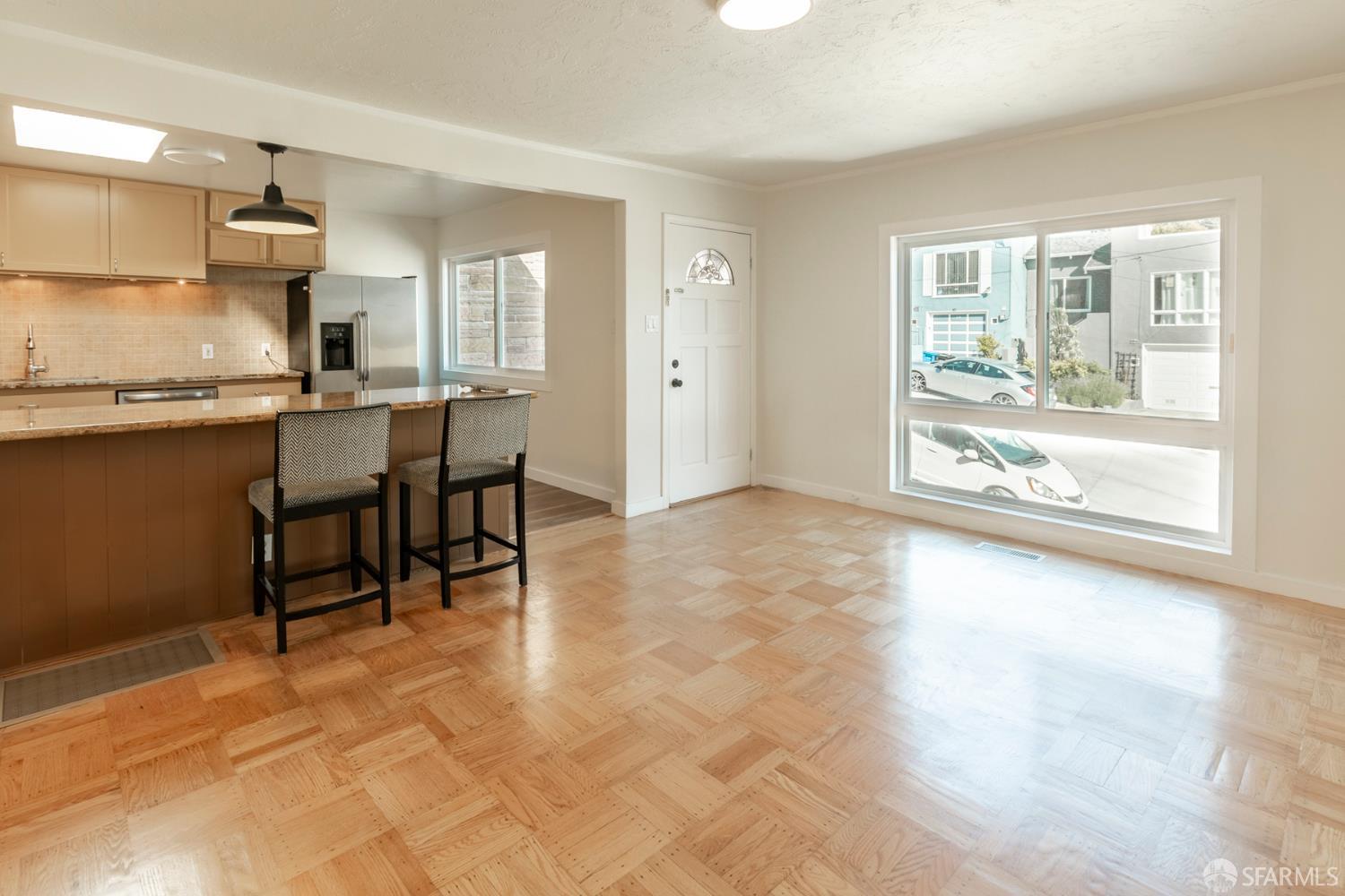 Detail Gallery Image 2 of 14 For 316 Bridgeview Dr, San Francisco,  CA 94124 - 3 Beds | 2 Baths